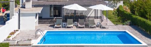 3 bedroom apartment with private pool