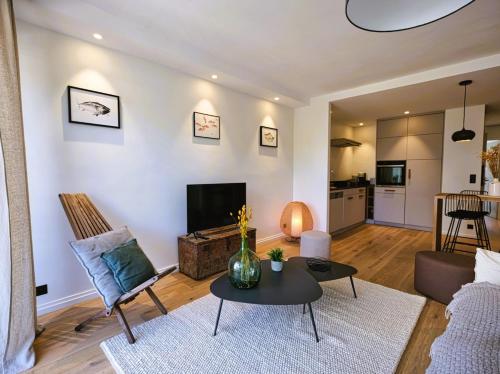 un salon avec un canapé et une table dans l'établissement COUP DE COEUR - Superbe T2 rénové vue mer 4 pers, à La Baule