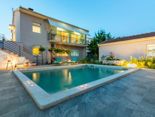 Superior Apartment with private Pool