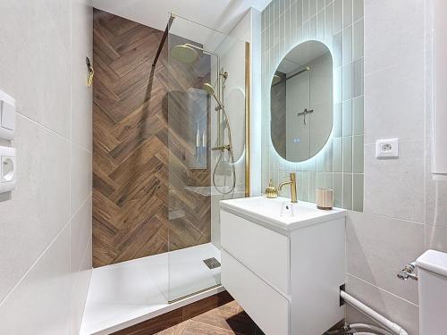 une salle de bain blanche avec une douche et un lavabo dans l'établissement Le Petit Nizier, Cathedrale, à Troyes
