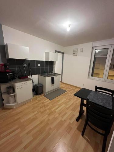 un salon avec une table et une cuisine dans l'établissement DUPLEX DE 70m2 - 2 Bedrooms, à Dunkerque