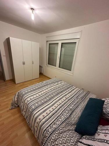 une chambre avec un grand lit et une fenêtre dans l'établissement DUPLEX DE 70m2 - 2 Bedrooms, à Dunkerque