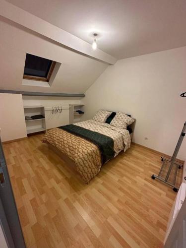 une chambre avec un lit et un parquet dans l'établissement DUPLEX DE 70m2 - 2 Bedrooms, à Dunkerque
