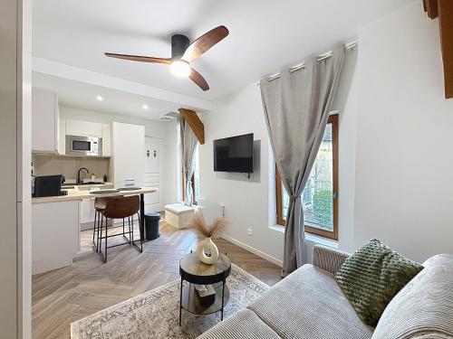 un salon avec un canapé et une cuisine dans l'établissement Le Petit Nizier, Cathedrale, à Troyes