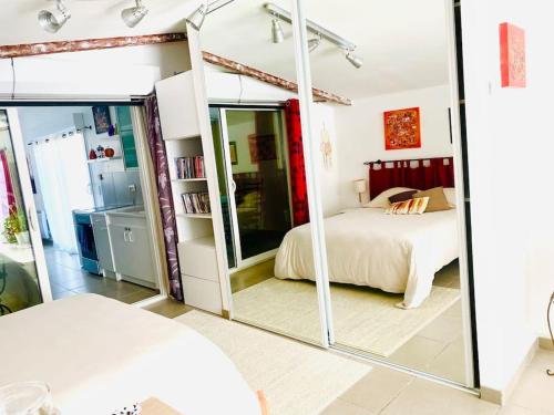 une chambre avec un miroir et un lit dans l'établissement Villeneuve Ravissante suite à 10mn de Forcalquier, à Villeneuve