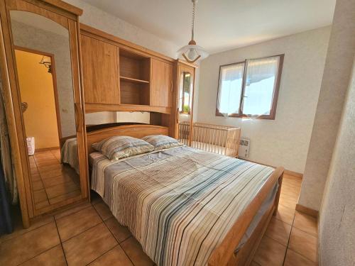 une chambre avec un grand lit dans une pièce dans l'établissement Grande maison familiale proche plage Barcarès, au Barcarès