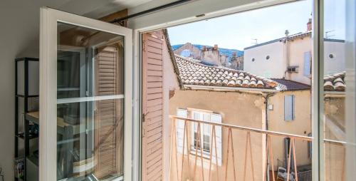 un balcon avec vue sur un immeuble dans l'établissement Le Voyage, à Millau