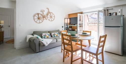 un salon avec un canapé et une table dans l'établissement Le Voyage, à Millau