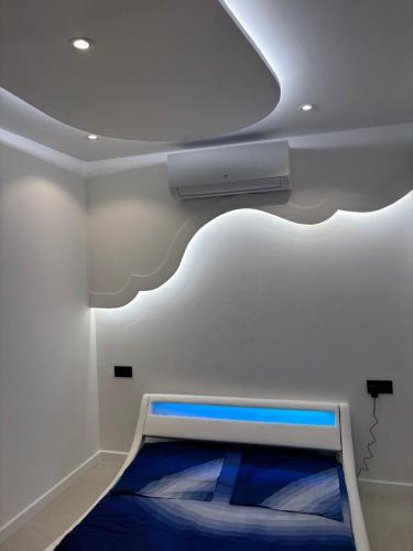 Ce lit se trouve dans un dortoir doté d'un plafond blanc. dans l'établissement 2 pièces centre Juan moderne avec piscine tennis, à Antibes