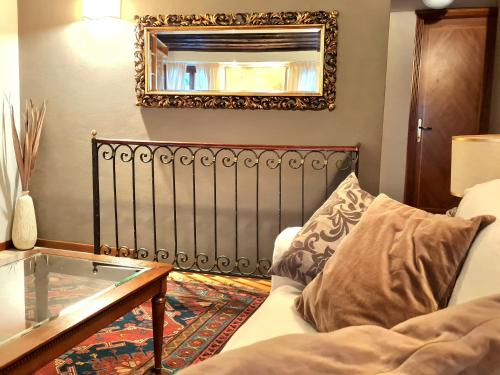 a living room with a couch and a mirror at Allegretto Rialto in Venice