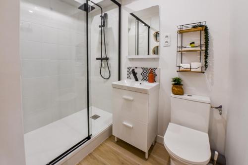 une salle de bain avec une douche, des toilettes et un lavabo dans l'établissement Le Jardin de Frida by CozyLife - Cœur de Ville, à Niort
