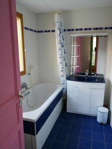 une salle de bain avec une baignoire et un lavabo dans l'établissement cottage with view of La Grave La Meije, à La Grave