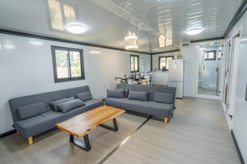 Posezení v ubytování Jasmine Retreat - Modern 2BR Home with Private Jacuzzi Near the Beach