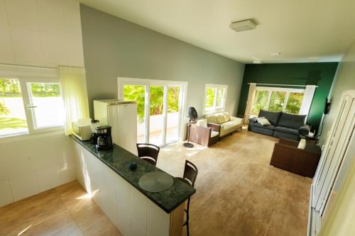 a room with a kitchen and a living room at Casa Ensolarada entre montanhas e o rio na Praia do Paúba in São Sebastião