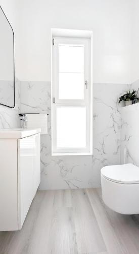 ハイルブロンにあるneu renovierte, gemütliche 4 Ziのトイレと窓のある白いバスルーム