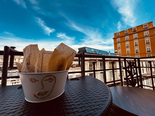 un seau de nourriture posé sur une table sur un balcon dans l'établissement Lovely Studio Air Conditonned City Center, à Nice