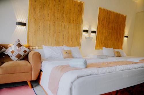 Postel nebo postele na pokoji v ubytování Dieng Luxury Camp By Travelink