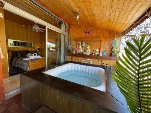 サランシュにあるRooftop 1 - Jacuzzi privé au pied du Monte-blancoのベッドルーム1室に大きなバスタブが備わります。