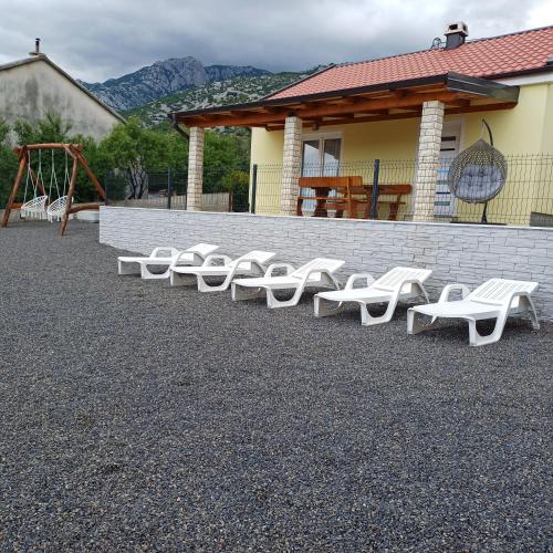 Gallery image of Holiday House Rose in Karlobag