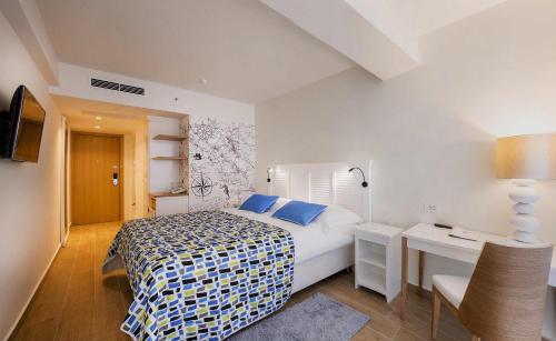 Posteľ alebo postele v izbe v ubytovaní Amadria Park Beach Hotel Jure