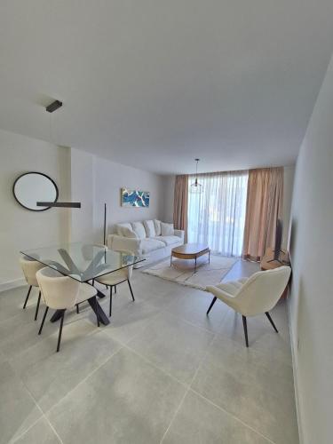 Happy Travel Jasmine Higueron