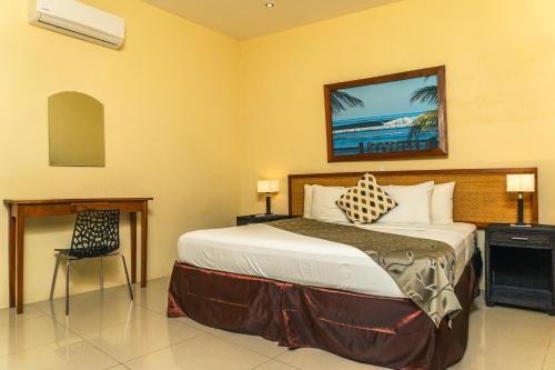 Кровать или кровати в номере Hotel Plaza Marbella Granada