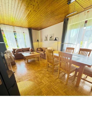 Un lugar para sentarse en Garden suite with sauna