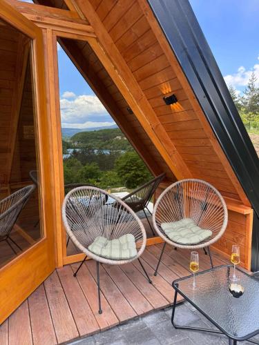 2 Stühle und ein Tisch auf einer Terrasse in der Unterkunft Cottage Lana 2 in Jajce