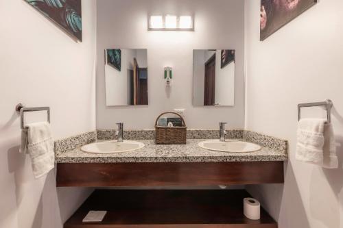 Ένα μπάνιο στο Private home with resort style swimming pool