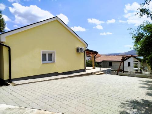 Gallery image of Holiday House Rose in Karlobag