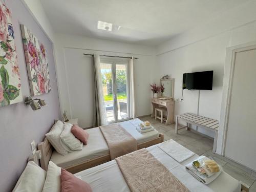 TV a/nebo společenská místnost v ubytování Sungate Villas