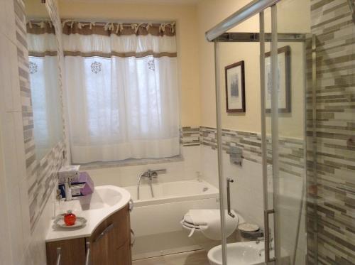 une salle de bain avec une baignoire, des toilettes et un lavabo dans l'établissement Villa Sofia, à Lerici