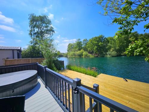 Udsigt til en flod der løber i nærheden af chaletet