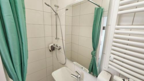 a bathroom with a shower and a toilet at Aparthotel B & L in Bremen