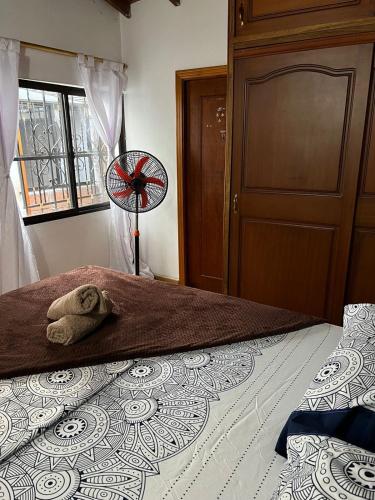Ένα ή περισσότερα κρεβάτια σε δωμάτιο στο Cómoda y Amplia Casa, Ideal Para Grupos, Muy Cerca Del Estadio, Barrio La América