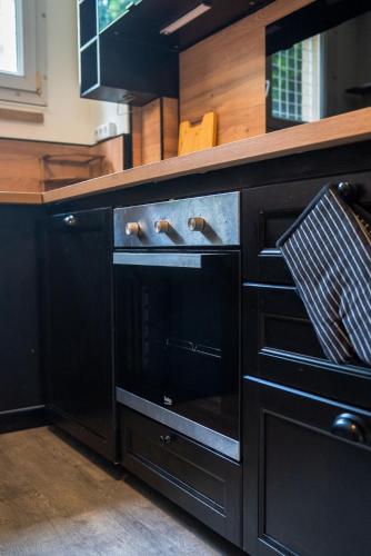 Il comprend une cuisine équipée d'un four noir. dans l'établissement La Belle Escale d'Epinay aux portes de Paris, à Épinay-sur-Seine