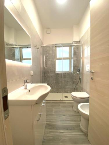 ein Badezimmer mit Waschbecken, Dusche und Toilette in der Unterkunft casa vacanze Volta in Gallipoli