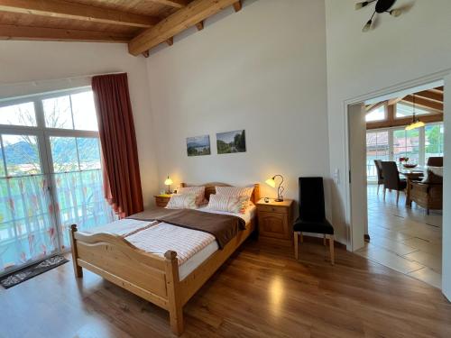Postel nebo postele na pokoji v ubytování Ferienwohnung Enzian im Haus Schmid