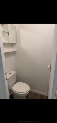 une salle de bain avec des toilettes blanches dans une chambre dans l'établissement Location 24h Le Mans, au Mans