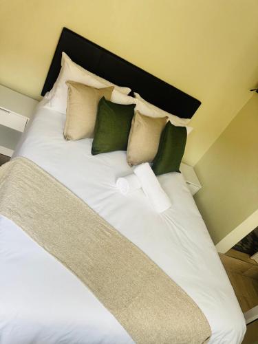Postel nebo postele na pokoji v ubytování Joy Guesthouse Mookoli