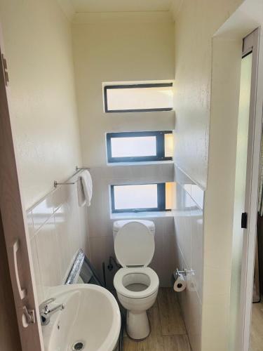 Koupelna v ubytování Joy Guesthouse Mookoli