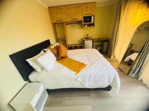 Postel nebo postele na pokoji v ubytování Joy Guesthouse Mookoli