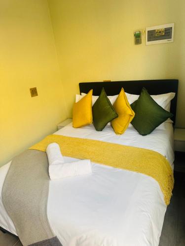 Postel nebo postele na pokoji v ubytování Joy Guesthouse Mookoli