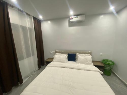 Ένα ή περισσότερα κρεβάτια σε δωμάτιο στο Appartement 2A meublé à Ngor almadies avec 2 chambres salon avec cuisne équipée plus balcon - résidence keur baye moussa