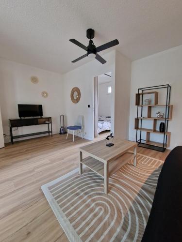 Studio centre 100 m plage et port avec parking