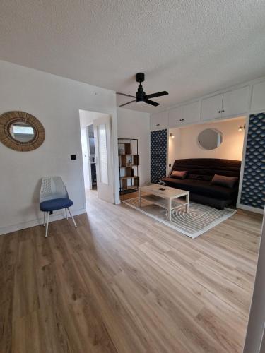 un salon avec un canapé et une table dans l'établissement Studio centre 100 m plage et port avec parking, à Saint Cyprien Plage