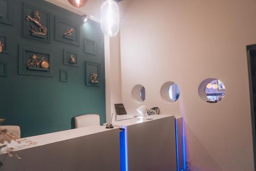 ein Zimmer mit einem Schreibtisch mit Stühlen und Spiegeln in der Unterkunft Hotel INGREDI in Bree