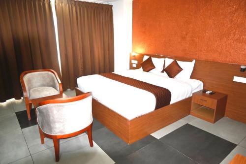 Una cama o camas en una habitación de Theertha Inn
