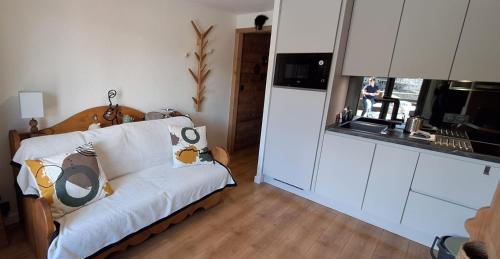 un salon avec un canapé et une fenêtre dans l'établissement Cocon cozy, vue magique, à Demi-Quartier