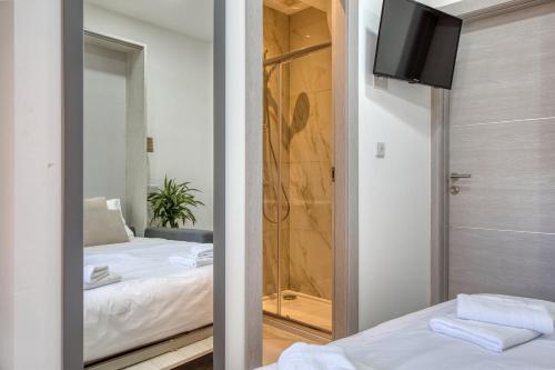 Ένα ή περισσότερα κρεβάτια σε δωμάτιο στο Private suite 5 with shared kitchen at the New Casa Vittoria by SF Homes